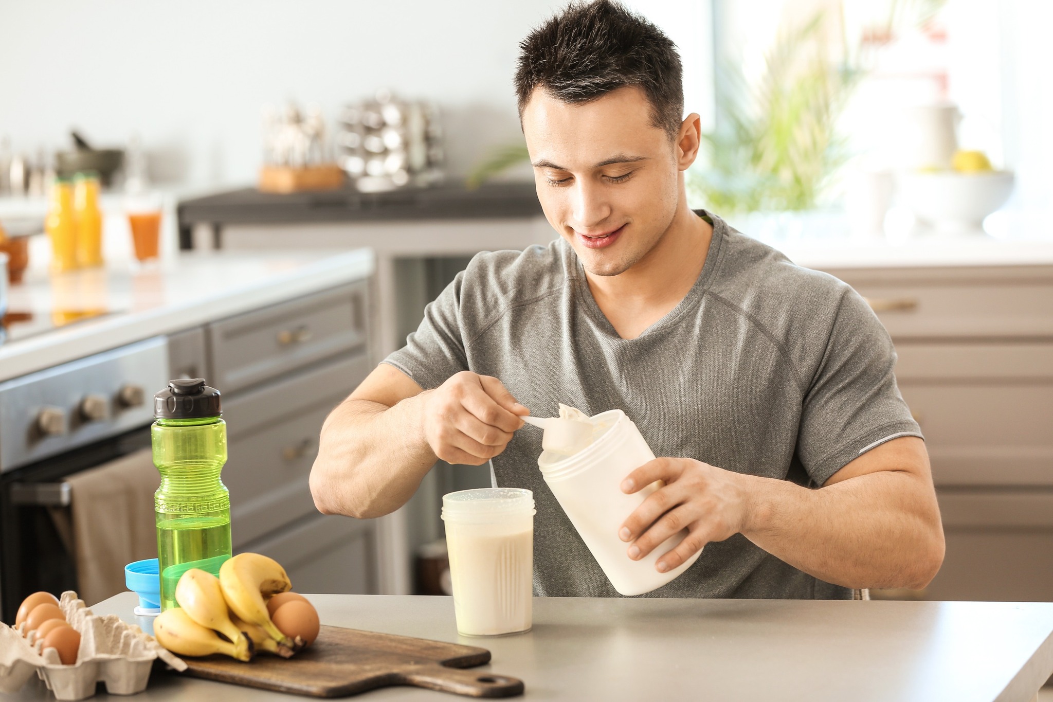 Eiweißeshake der von einem Mann zubereitet wird